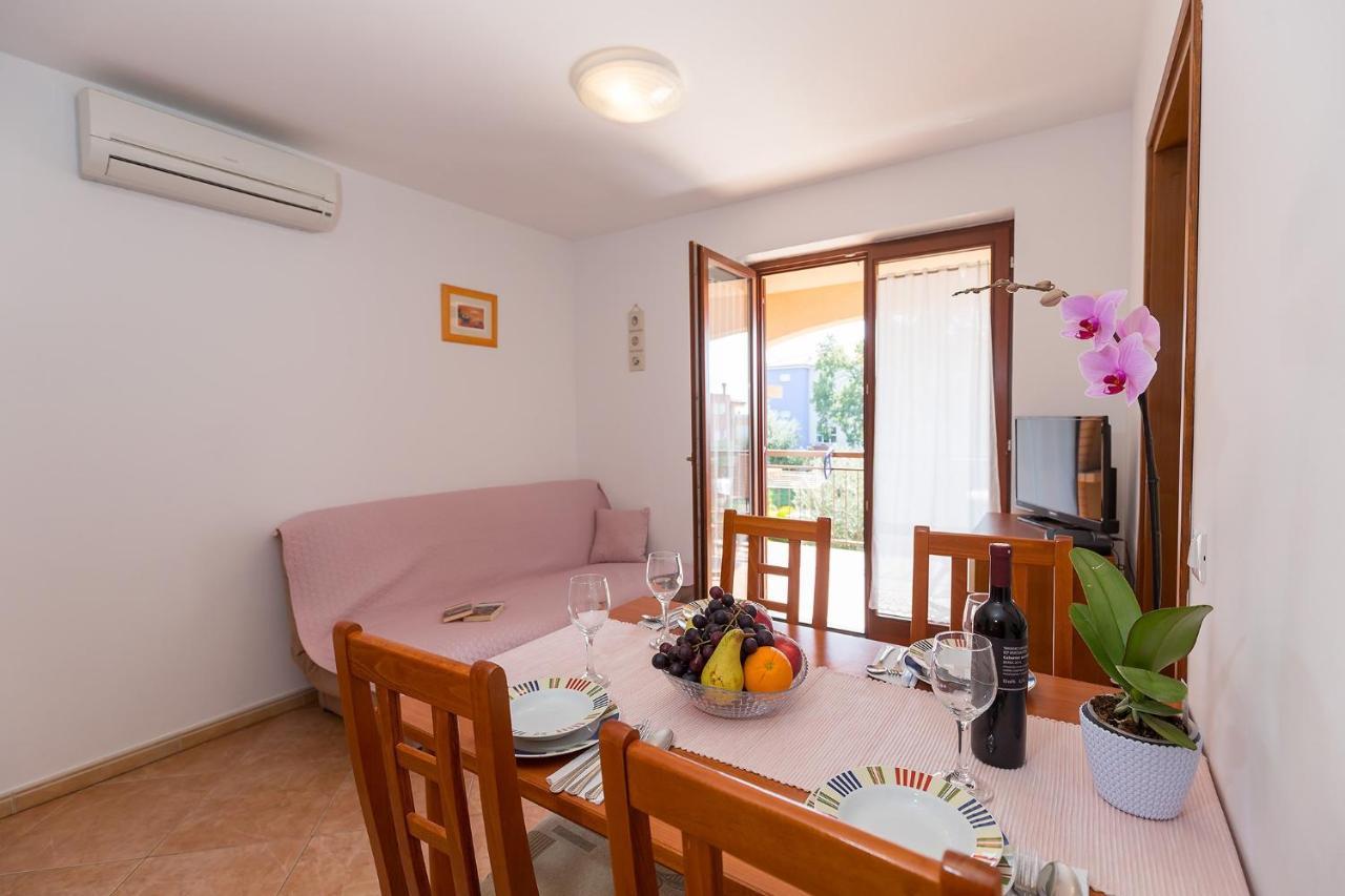 Apartments With A Swimming Pool Novigrad - 7078 Dış mekan fotoğraf