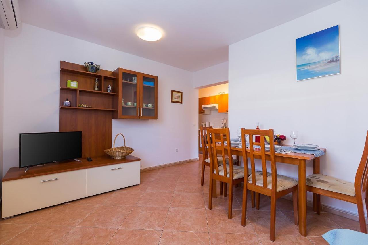 Apartments With A Swimming Pool Novigrad - 7078 Dış mekan fotoğraf